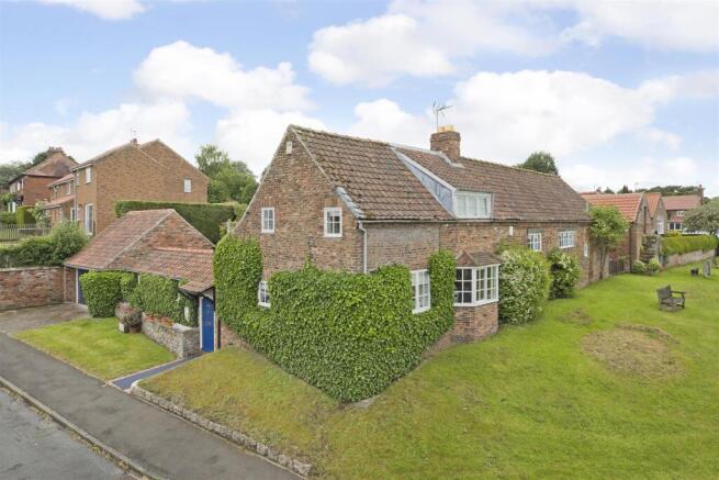 5 bed property, in Old Court House, £975,000