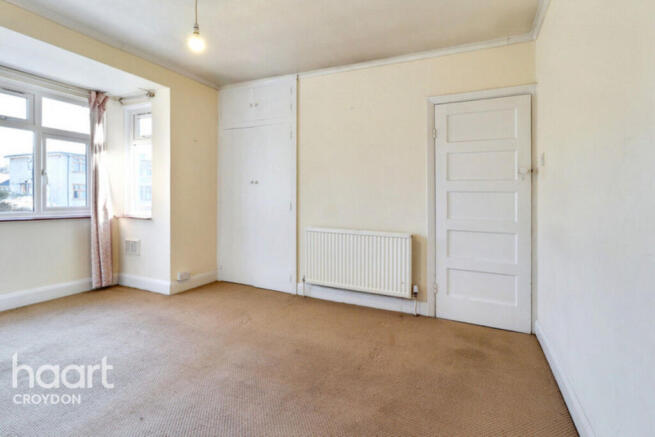 2 bed property, in Brighton Road, £280,000