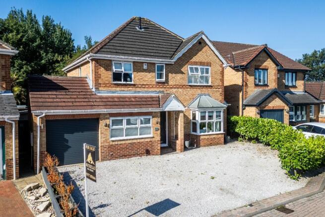 5 bed property, in Redhill Walk, £400,000
