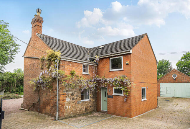 4 bed property, in Birdwood, £600,000