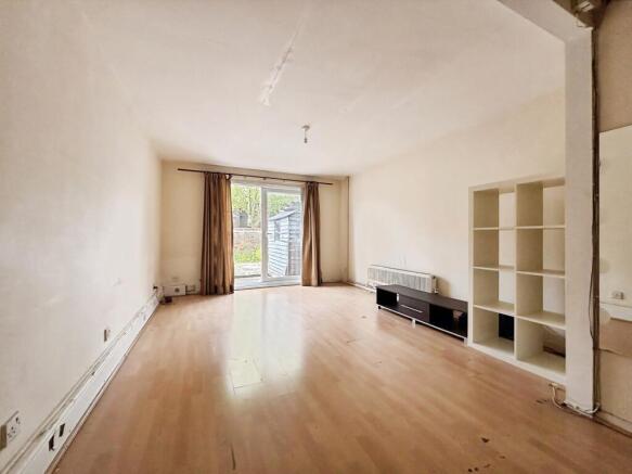 3 bed property, in Hyde Close, £425,000
