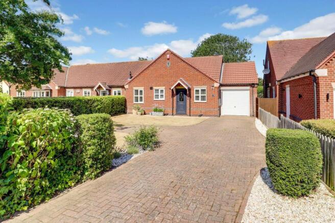 2 bed property, in Elmores Meadow, £365,000