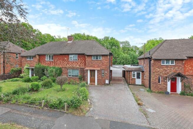 3 bed property, in Chestnut Copse, £565,000