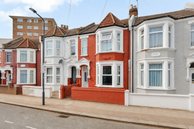 3 bed property, in Oaklands Road, £750,000