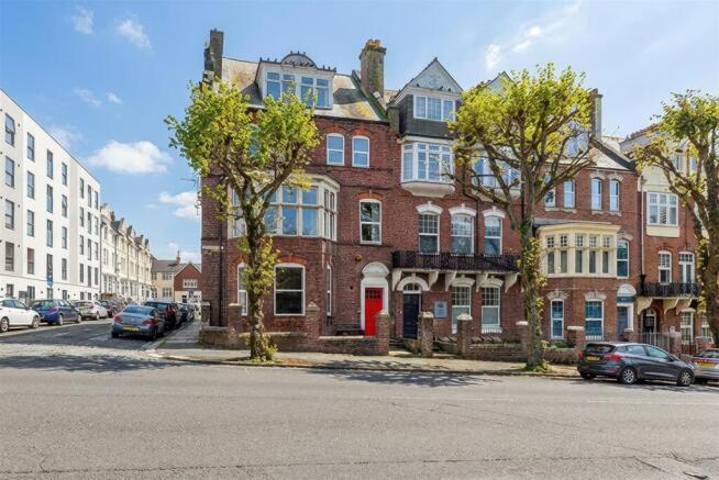 2 bed property, in North Hill, £165,000