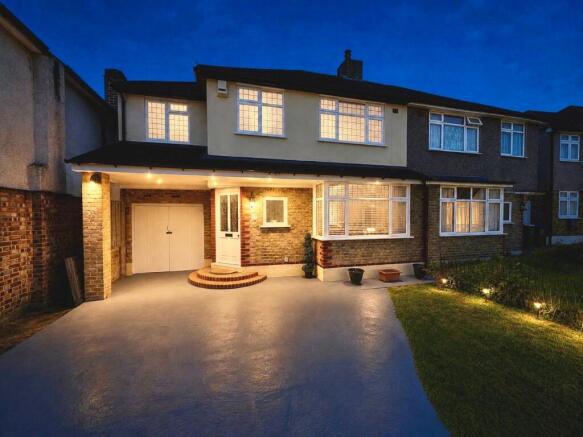 4 bed property, in Fen Grove, £595,000