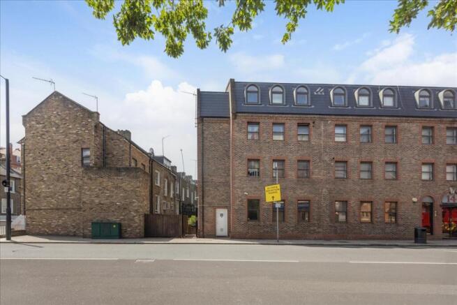 1 bed property, in Penn Court, £370,000