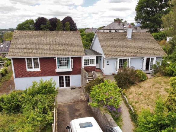 5 bed property, in Warran Lane, £525,000