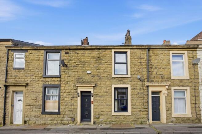 2 bed property, in Hood Street, £85,000