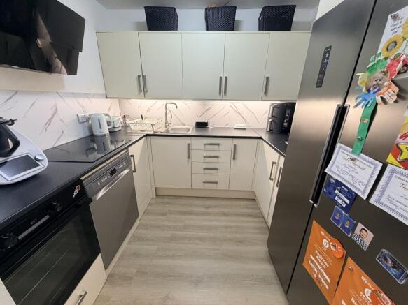 2 bed property, in South Tenth Street, £280,000
