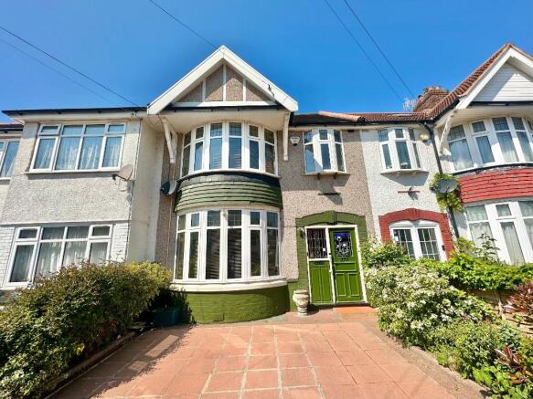 3 bed property, in Stradbroke Grove, £550,000