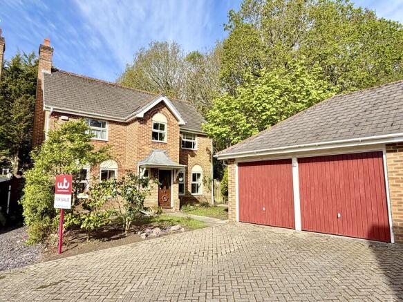 4 bed property, in Twin Oaks Close, £475,000
