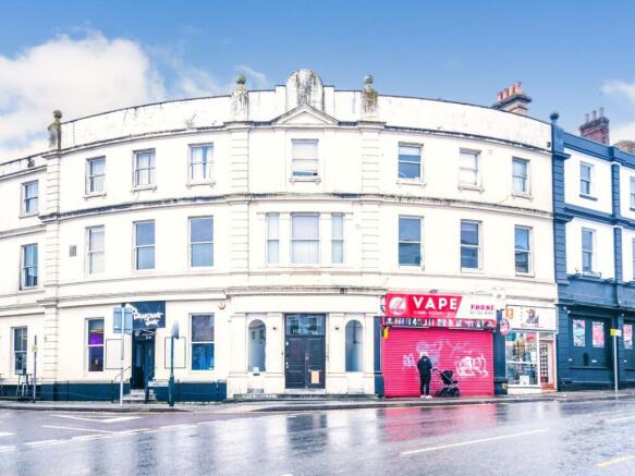 2 bed property, in Poole Hill, £80,000