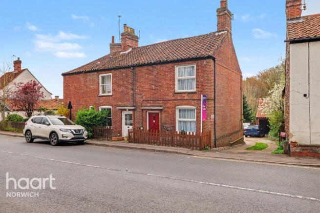 2 bed property, in High Street, £425,000