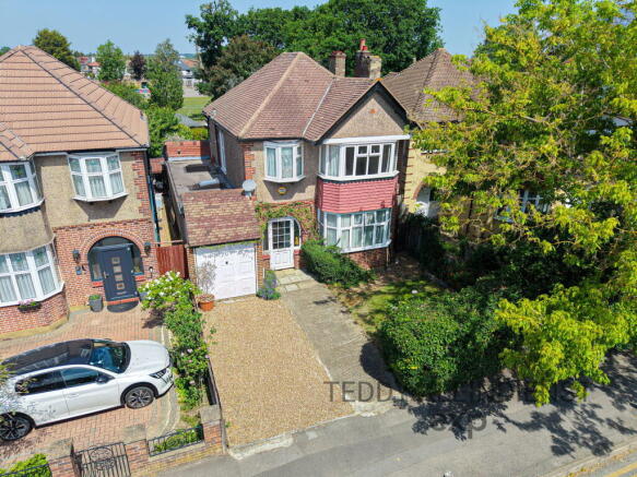 4 bed property, in Sheephouse Way, £750,000