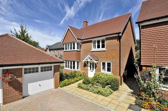 4 bed property, in Godalming GU7, £850,000