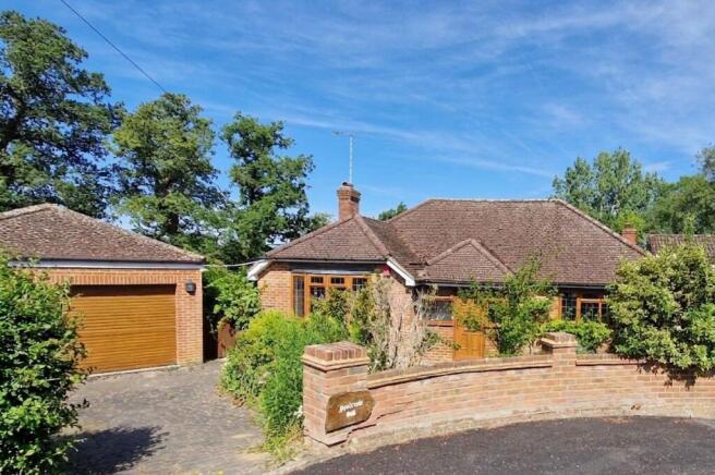 2 bed property, in Manor Close, £1,095,000