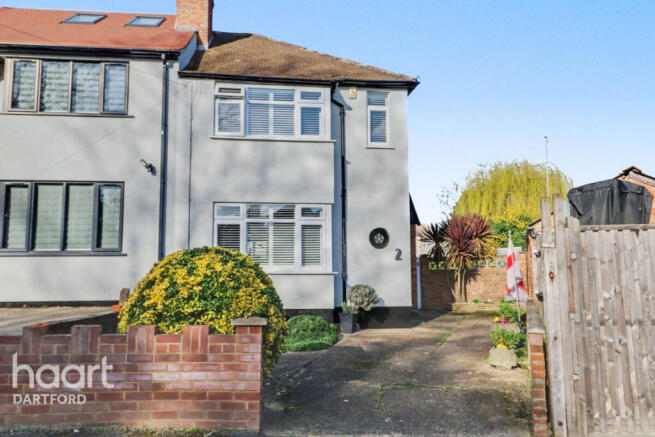 2 bed property, in Edwin Close, £450,000