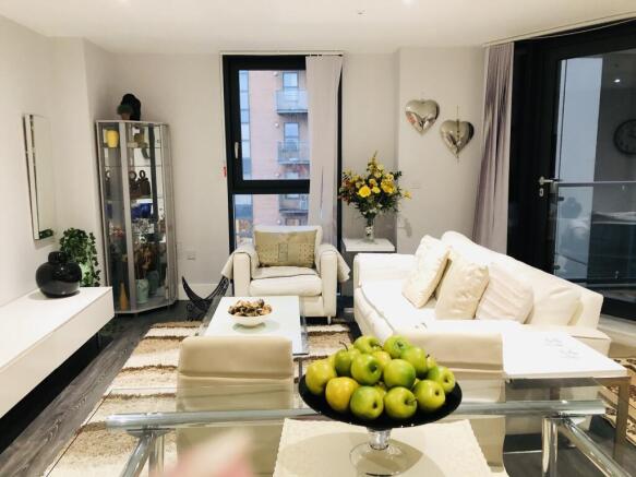 2 bed property, in Hallmark Tower, £240,000