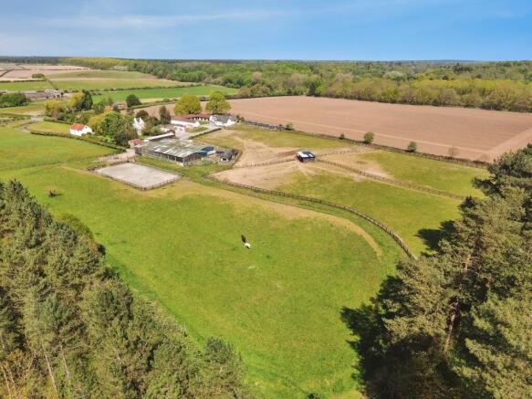 5 bed property, in Pinewood Stables, £1,200,000