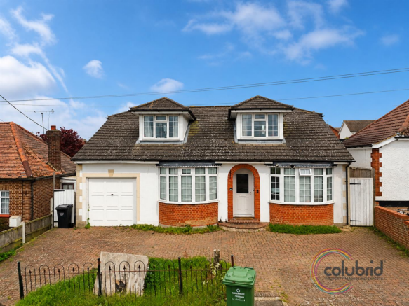 4 bed property, in Brackendale Avenue, £500,000