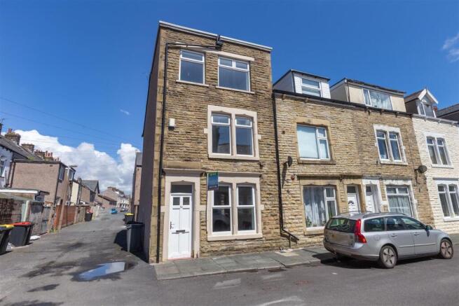 4 bed property, in Hampton Road, £130,000