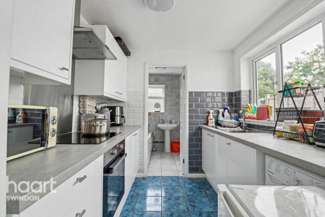2 bed property, in Stanley Street, £190,000