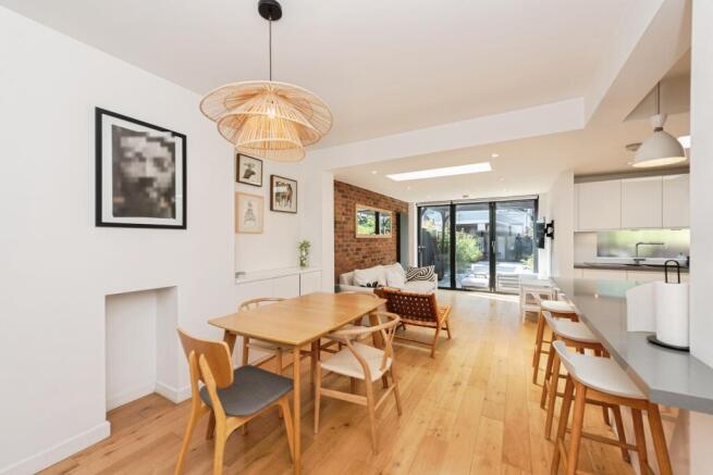 2 bed property, in Cheltenham Avenue, £610,000