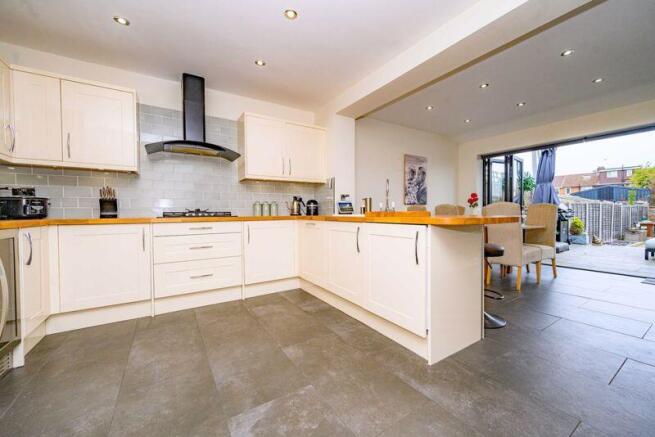 2 bed property, in Birchwood Avenue, £390,000