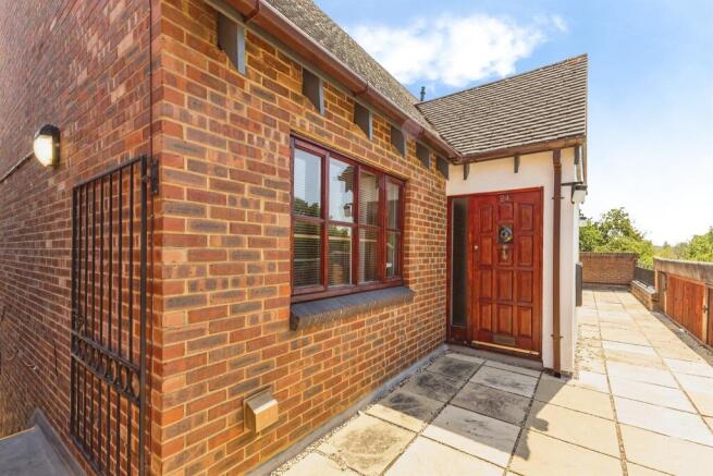 1 bed property, in Maiden Lane Centre, £150,000
