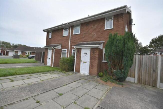 1 bed property, in Clarendon Close, £100,000