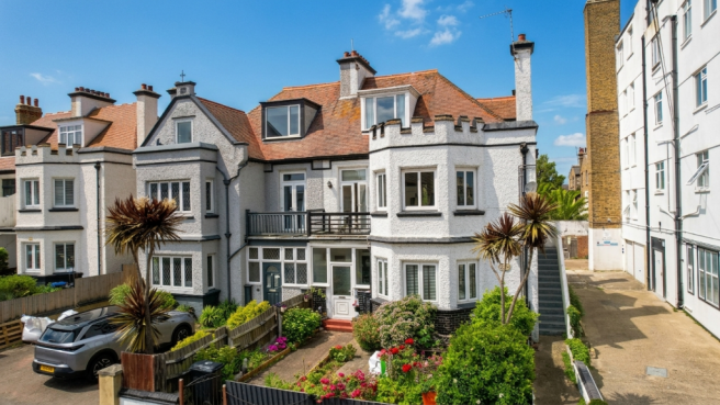 4 bed property, in Cornwall Gardens, £325,000