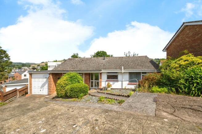 2 bed property, in Westcliff Close, £270,000