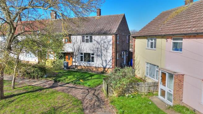 3 bed property, in Robin Drive, £220,000
