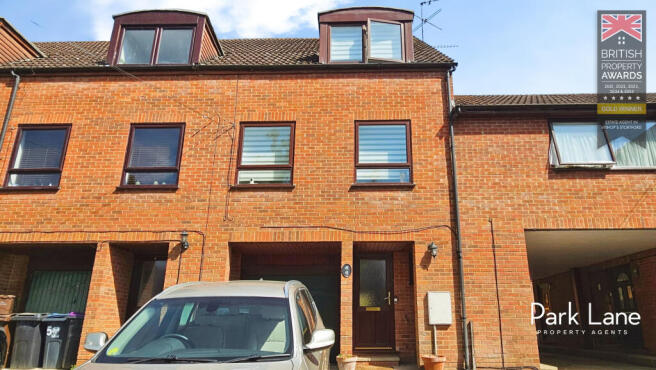 4 bed property, in Kingfisher Way, £595,000