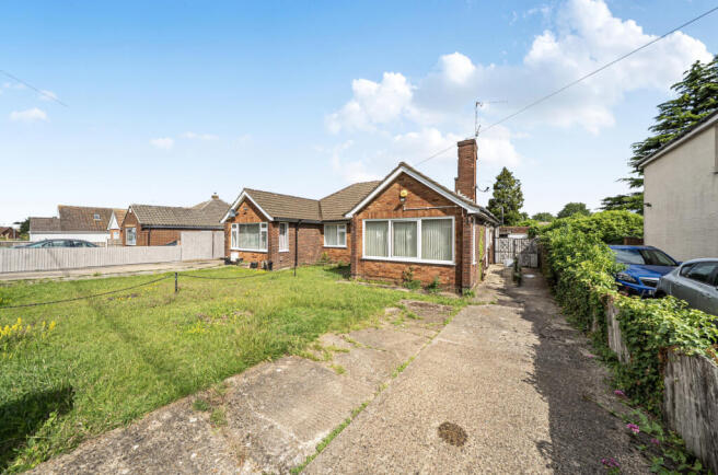 2 bed property, in Bampton Road, £335,000