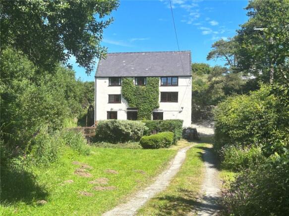 5 bed property, in Bodffordd, £550,000