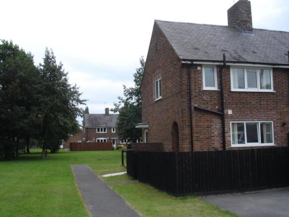2 bed property, in Green Lane, £160,000