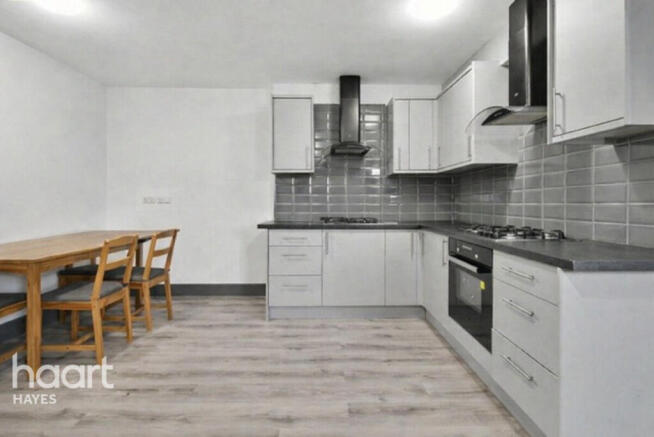 5 bed property, in Craven Close, £650,000