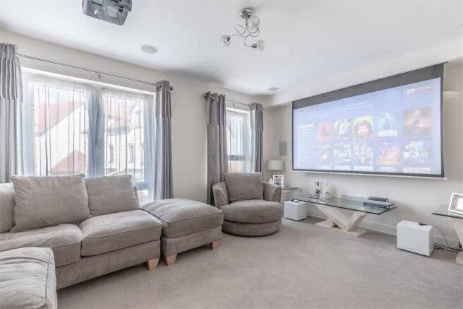 4 bed property, in Apsley Walk, £800,000