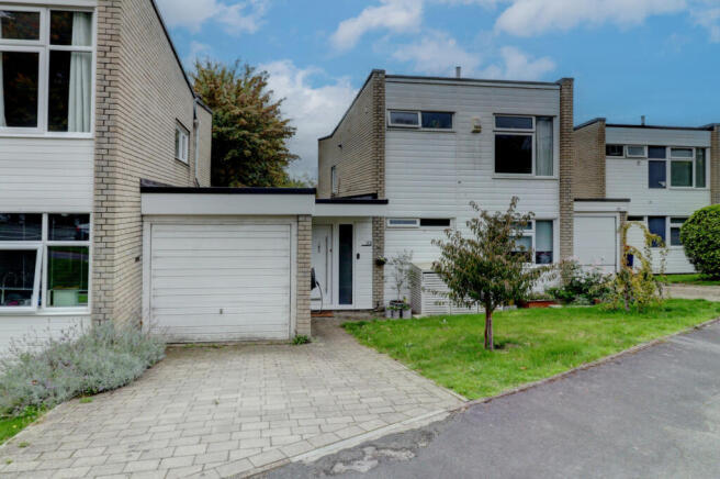 4 bed property, in Pheasant Drive, £525,000