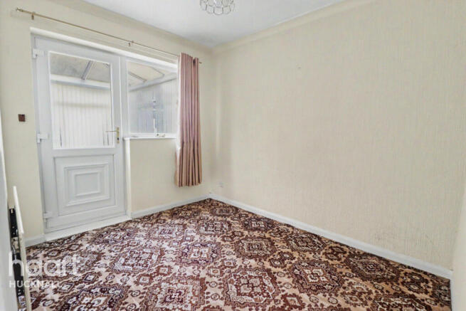 2 bed property, in Wordsworth Avenue, £200,000