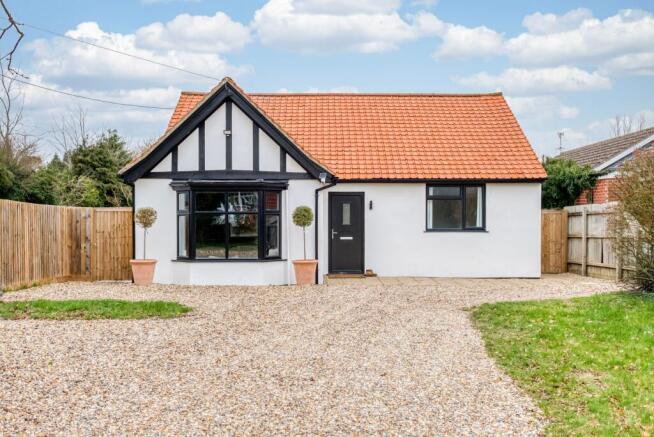 3 bed property, in Pound Hill, £325,000