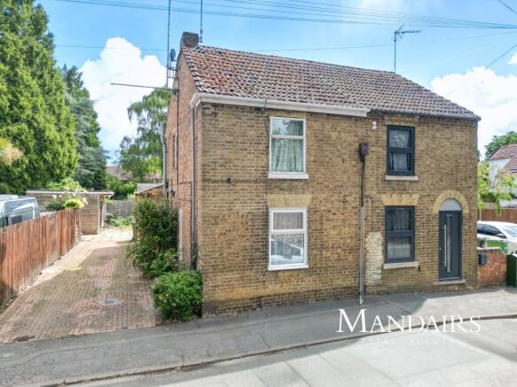 2 bed property, in Hall Lane, £175,000