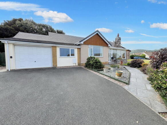 3 bed property, in Brynhyfryd Grove, £317,000