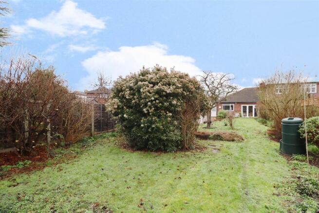 2 bed property, in Foresters Crescent, £425,000