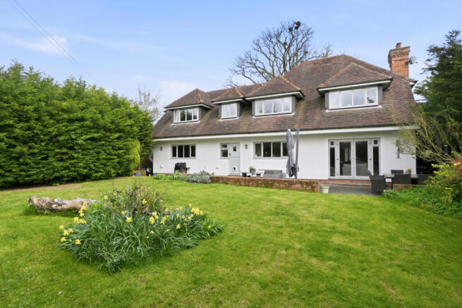 4 bed property, in Sparrows Lane, £895,000