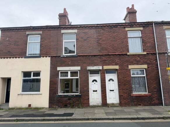 2 bed property, in 8 Anchor Road, £35,000