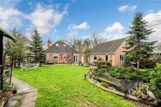 3 bed property, in Coolham Road, £800,000