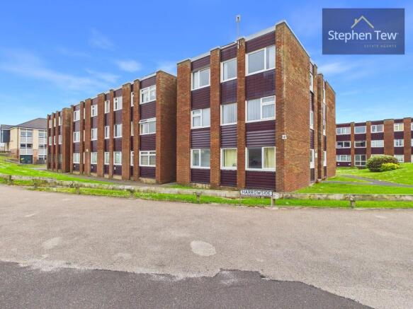 1 bed property, in Clifton Drive, £70,000